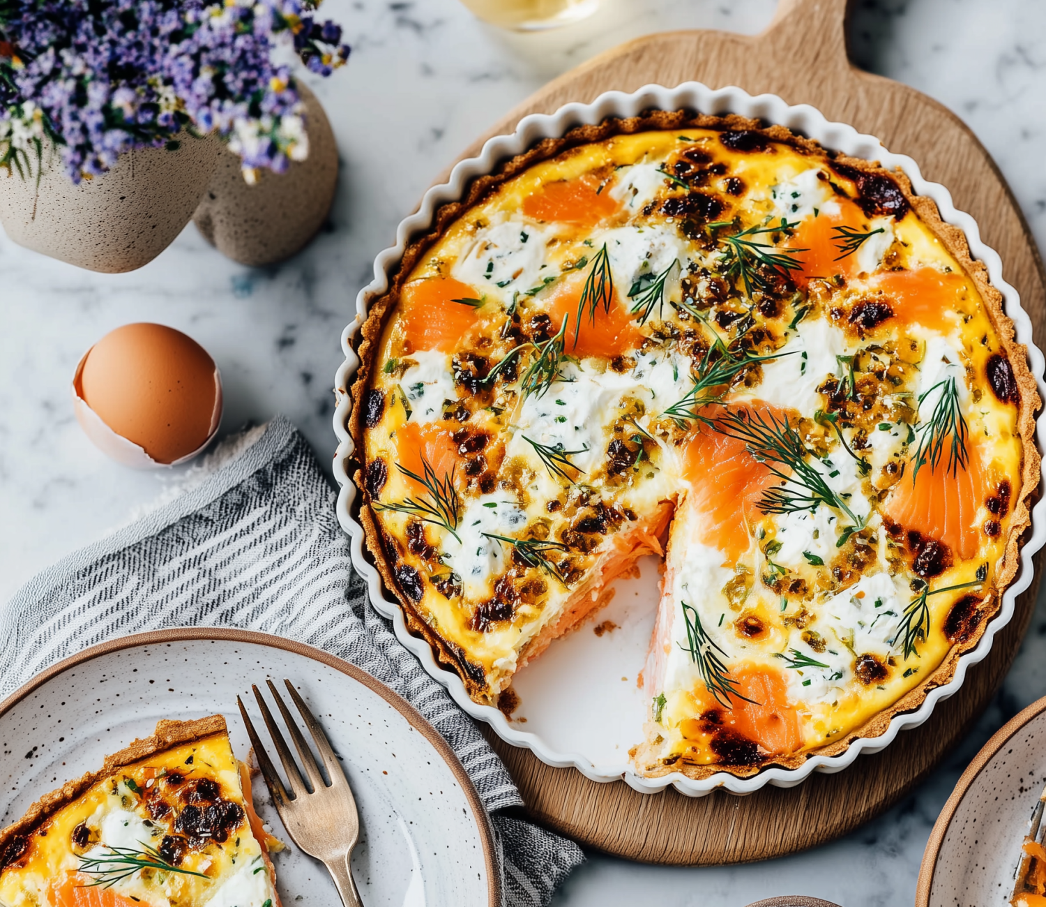 Potatispaj med löjrom, lax, rödlök och crème fraiche