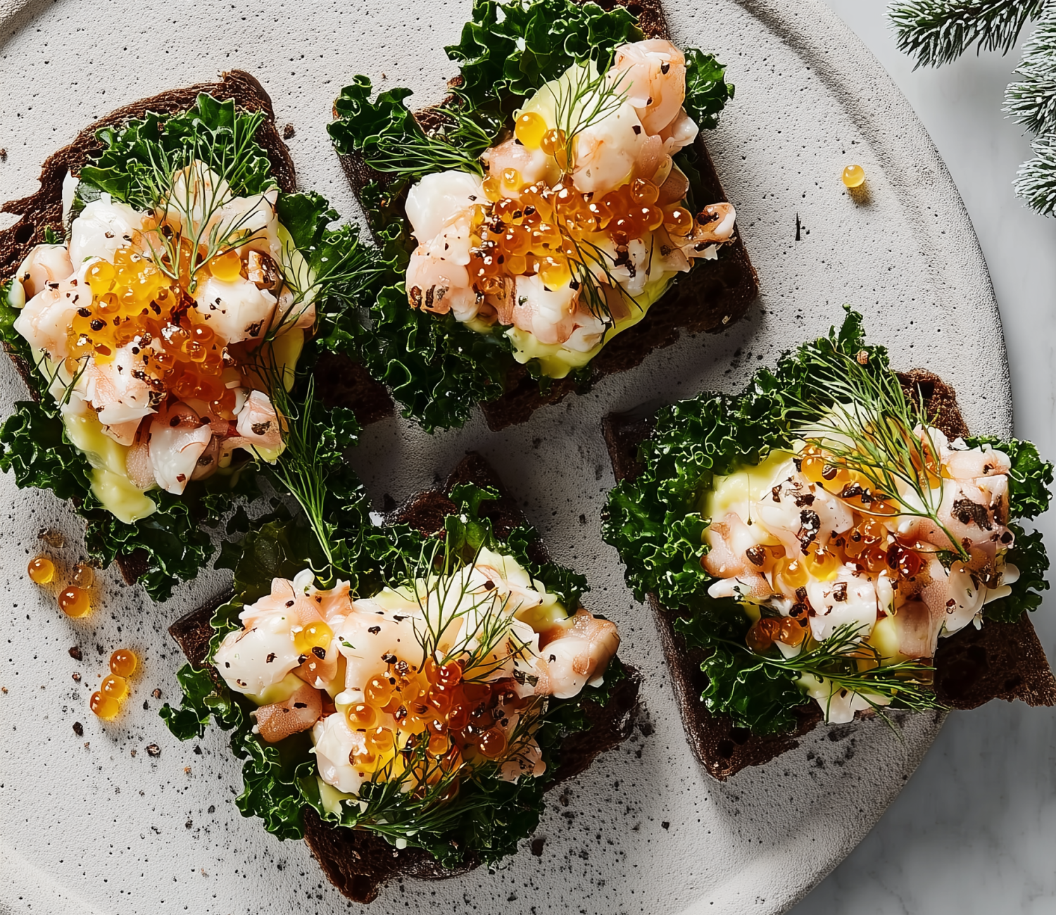 Julig Toast Skagen med grönkål och rosépeppar